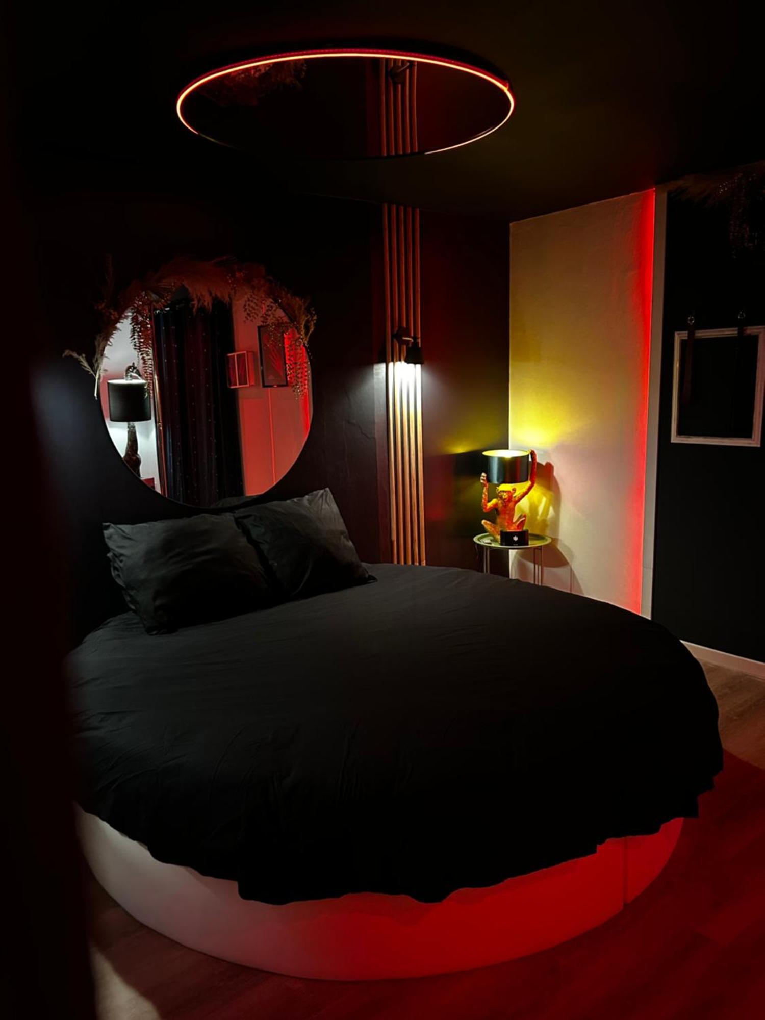 Love Room Haut De Gamme - L'Extase Avec Jacuzzi Violaines Δωμάτιο φωτογραφία